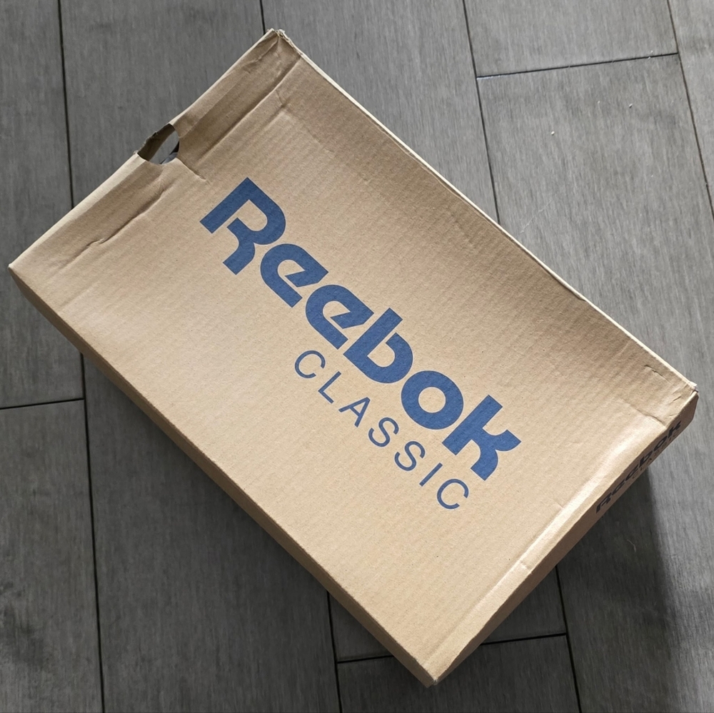 BNIB - New Womans Reebok Classic Sneakers Leather Upper Gum Soles Size 6 1/2 - Picture 4 of 7